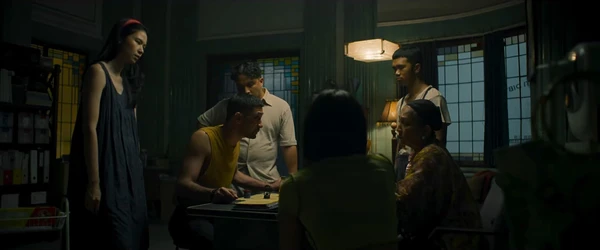 Characters engage in a tense moment during a game in "24 Jam Bersama Gaspar".