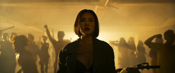 A woman stands amidst a chaotic crowd in "24 Jam Bersama Gaspar".