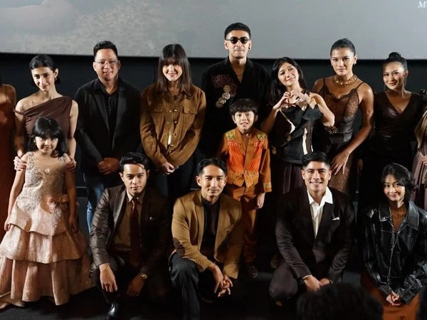 Cast members of "Catatan Hati Seorang Istri" posing together.