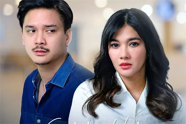 A man and a woman, possibly a couple, with serious expressions in "Catatan Hati Seorang Istri".