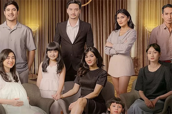 Characters gathered in a room, suggesting a family scene in "Catatan Hati Seorang Istri".