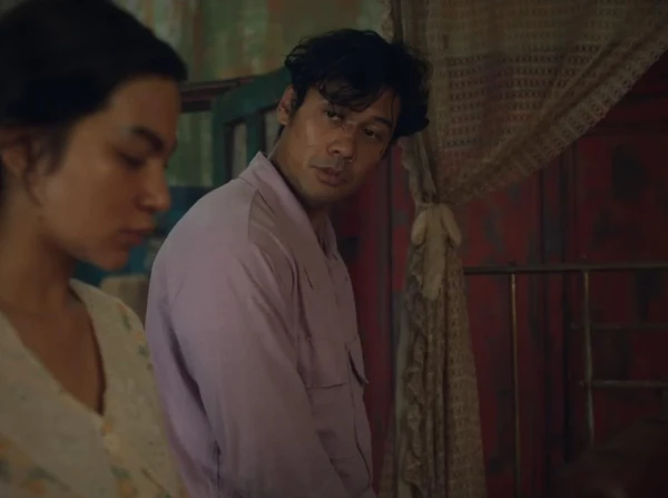 A man and a woman share a moment in a room in "Perang Kota".
