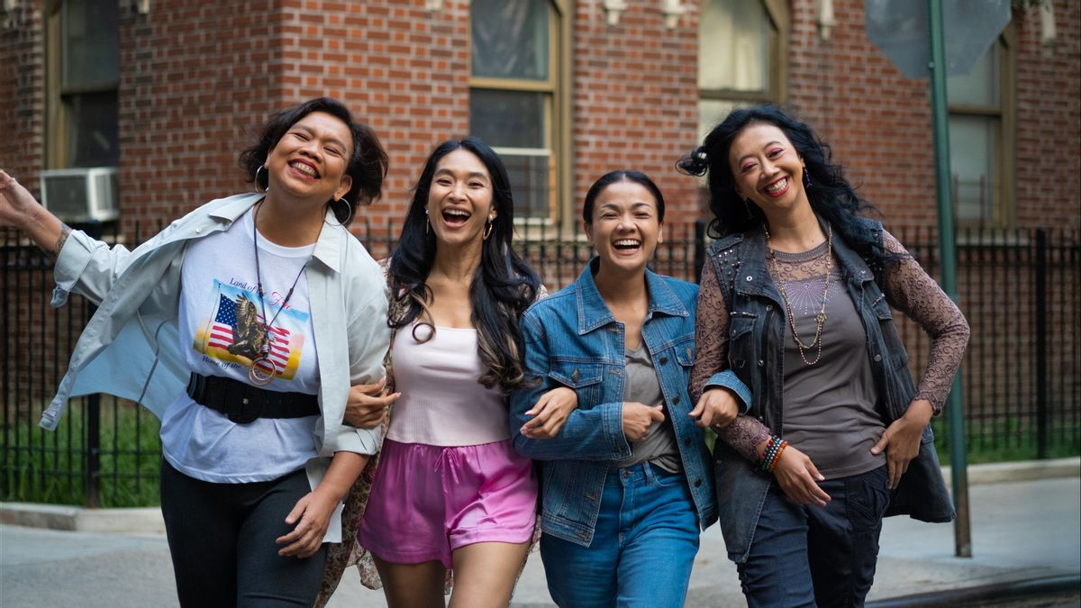 Four women laugh and walk together on a street in Ratu Ratu Queens: The Series.
