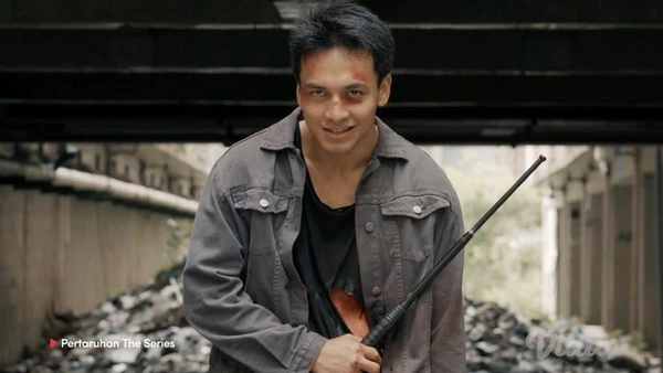 A bloodied Elzan holds a weapon in "Pertaruhan: The Series".